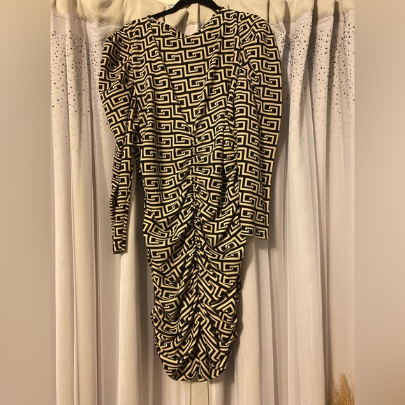 Brand- Absolutely ❤️ It!!
Size- 2X, PTP- 20”-24”, Length- 39”
Color- Beige/Black - Picture 2 of 3